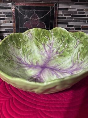 NWT A large Cabbage Leaf Serving Bowl.
